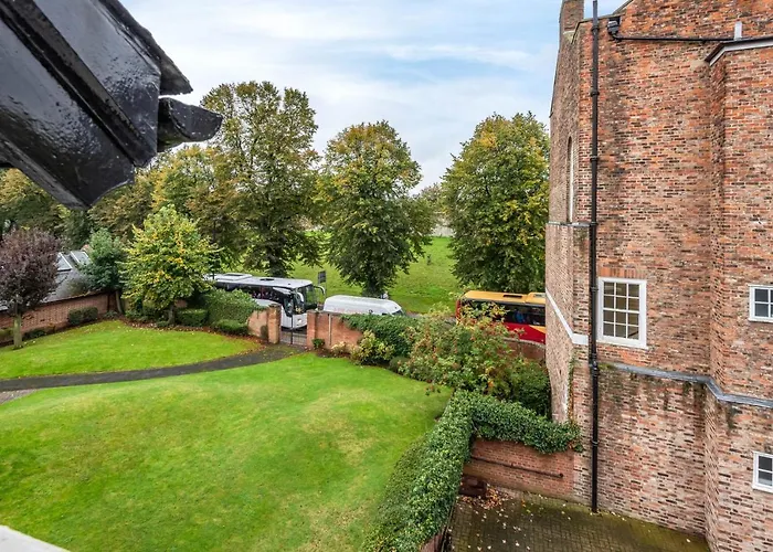 Host & Stay - Feversham House