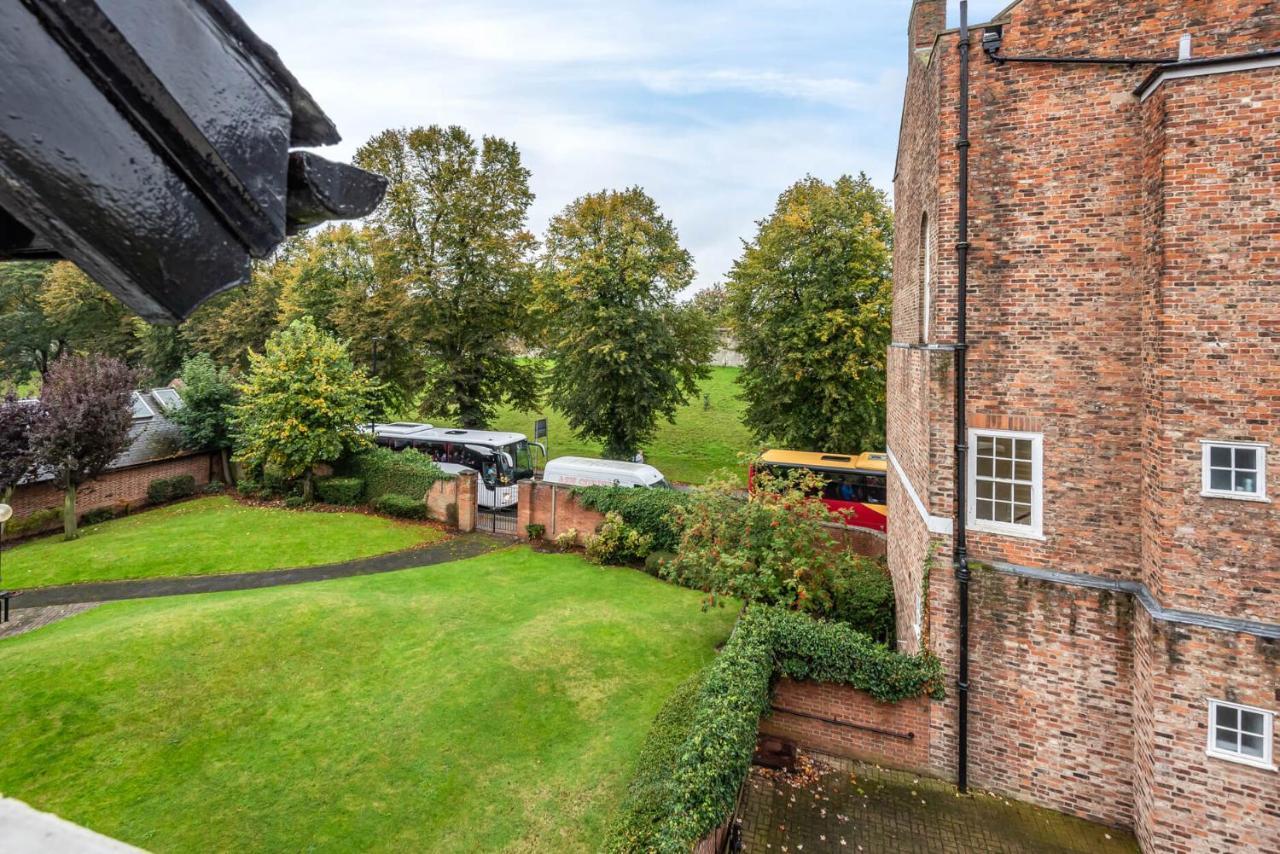 Host & - Feversham House